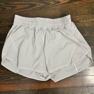Lululemon Track That 5” MR Short Size 8 White Great Condition!